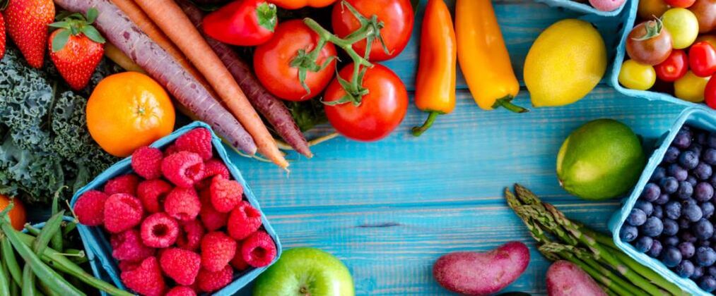 Nabídka proteinové stravy by měla obsahovat zeleninu, ovoce a bobule. 