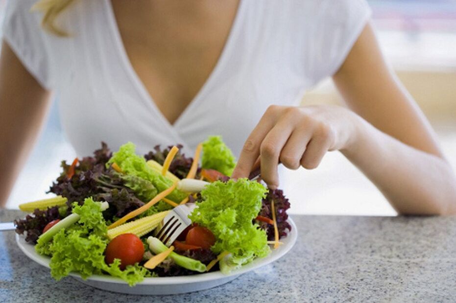 Při zánětu žaludku je nutné vyhýbat se čerstvé zelenině ve prospěch dušené nebo vařené. 