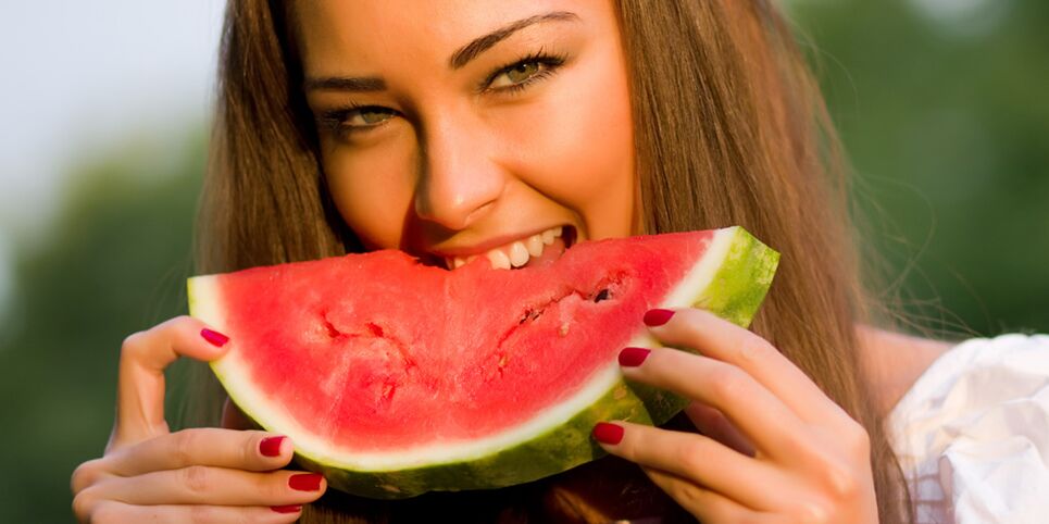 Dívka, která chce zhubnout, dodržuje lahodnou melounovou dietu